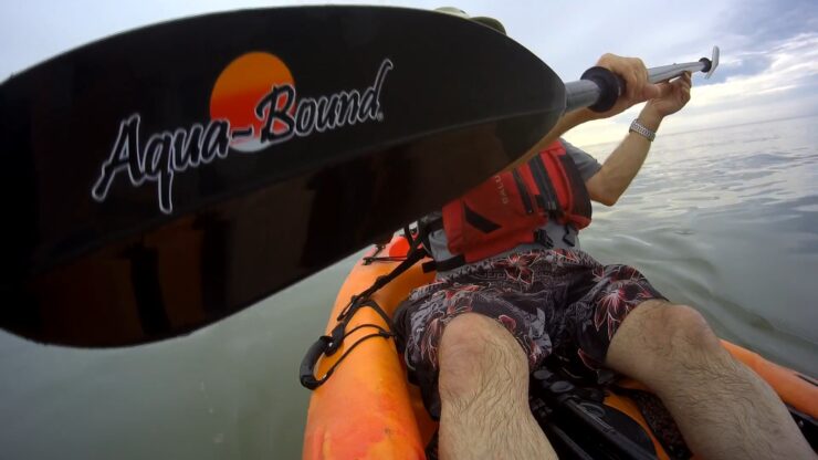 Cómo elegir un remo de kayak para material de eje de pesca