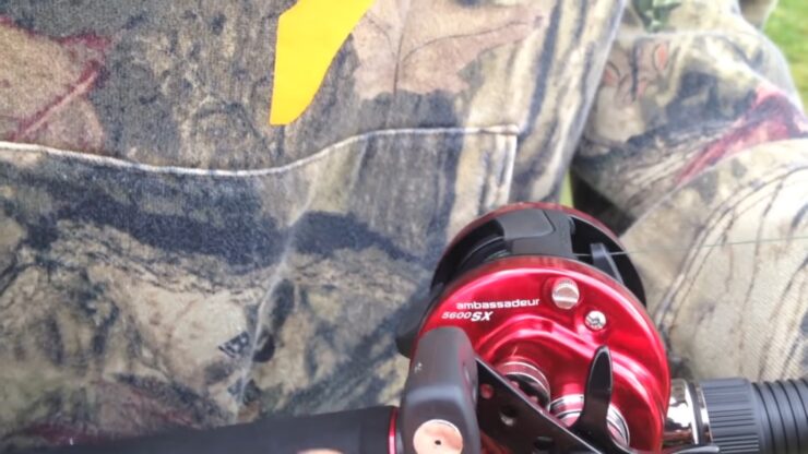Round profile baitcasting reel or low profile baitcasting reel