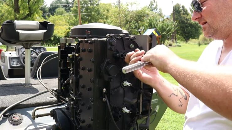 Cómo instalar bujías nuevas en su motor fuera de borda marino