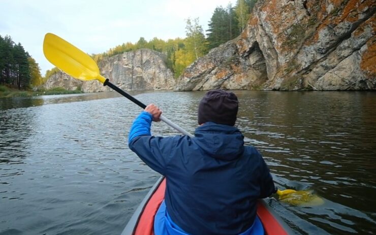 kayak dengan Pakaian Kering yang dingin