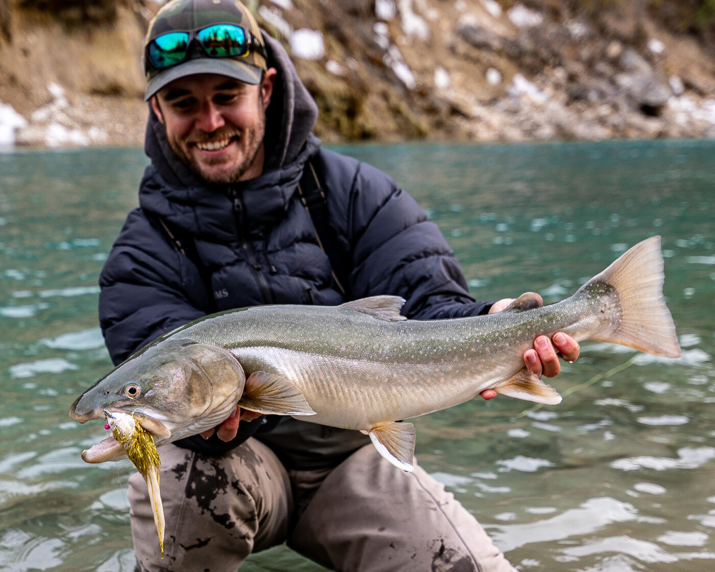 Pesca com mosca para truta no rio Blackstone de Alberta