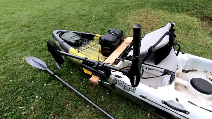 Installation d'un moteur de pêche à la traîne électrique sur un kayak