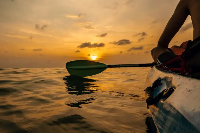 How To Hold The Paddle – Kayak Beginner Tips