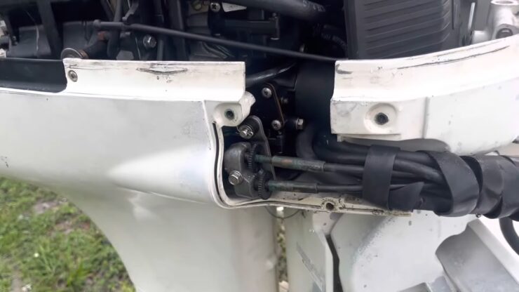 How to Adjust Idle on Evinrude Outboard