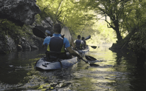 Kayaks sentados en la parte superior