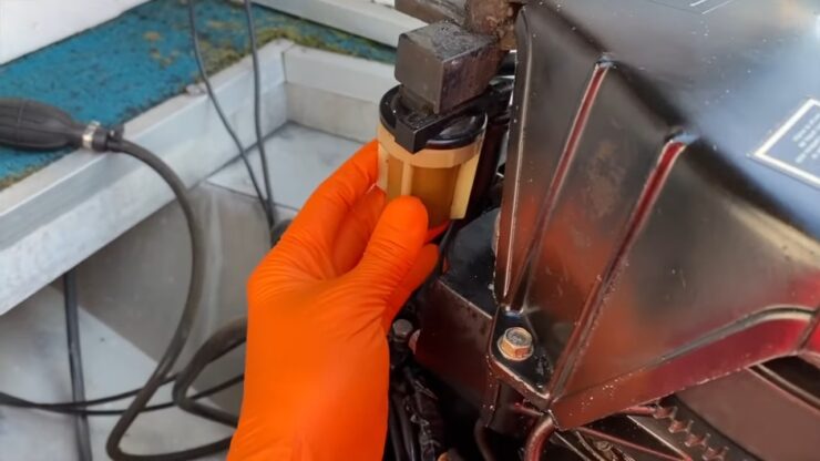 Dvotaktni izvenkrmni motor Mercury – poiščite filtrirni sistem