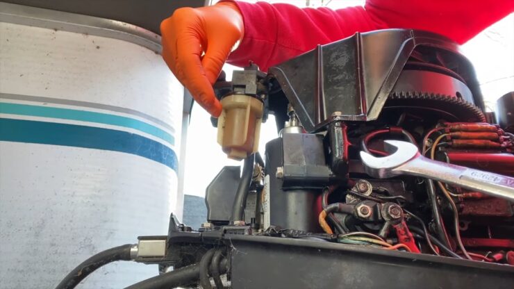 Dvotaktni izvenkrmni motor Mercury - Zamenjava filtra za gorivo