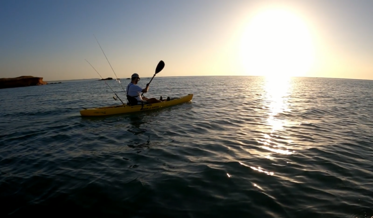 sedersi in kayak da pesca