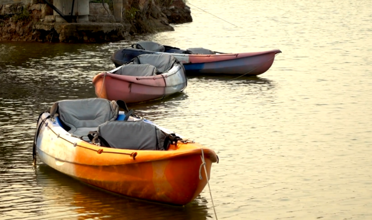 sedersi in kayak da pesca