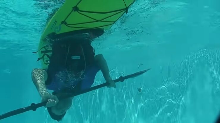 À l'envers dans un kayak