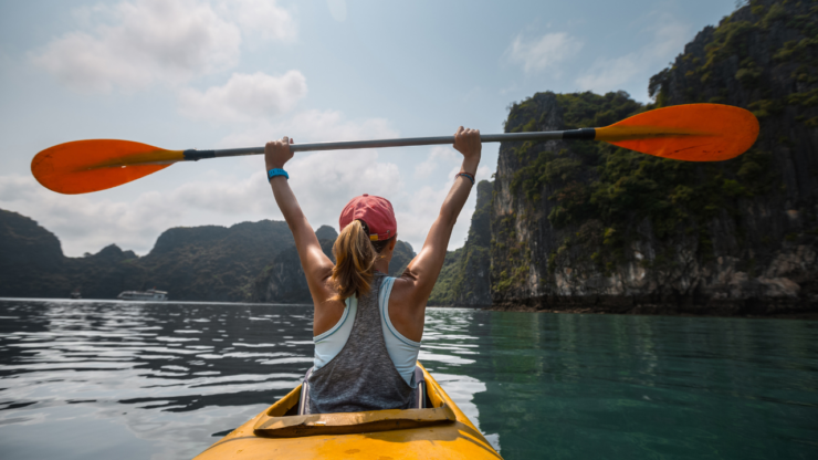 mujer en kayak