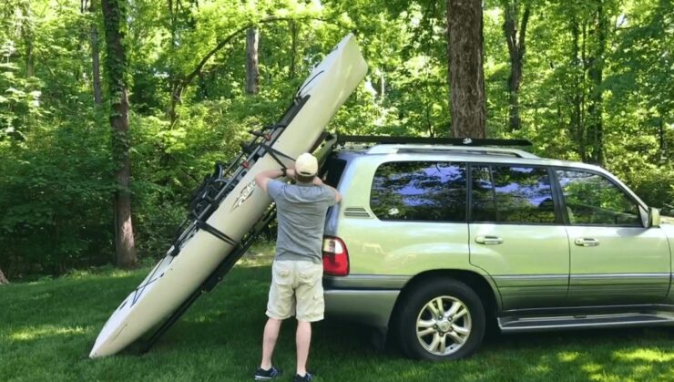 Fissaggio di un kayak all'interno di un SUV