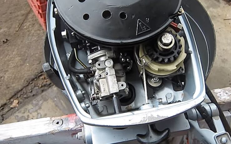 Adjust Evinrude Outboard Carburetor