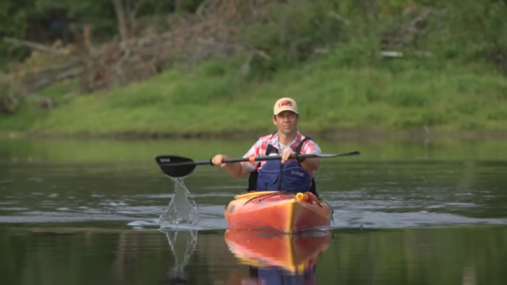 Utilisez une pagaie de kayak