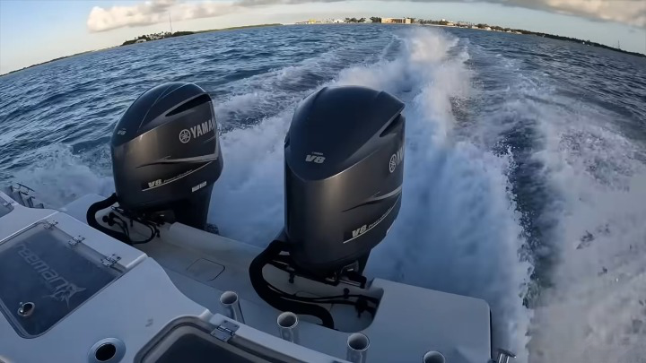 Motores fuera de borda Yamaha instalados en un barco