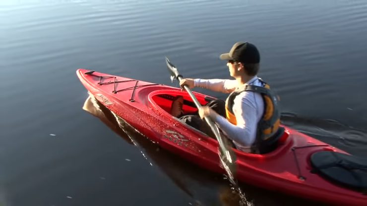 remando un kayak