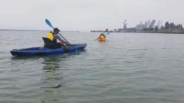 Encinal Beach, Alameda에서 카약 타기