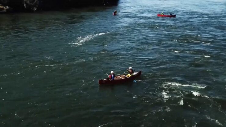 Canoa in acque bianche