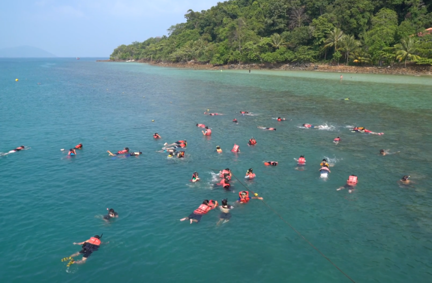 Ceann scríbe snorkeling do na páistí